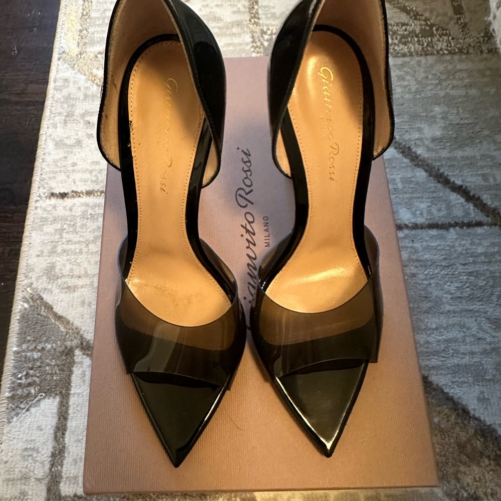 BRAND NEW! Gianvitto Rossi heel! Size 37.